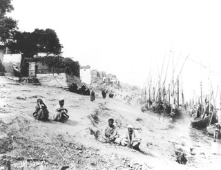 Sebah, J. P., People and scenes of daily life (c.1890
[Estimated date.]) (Enlarged image size=35Kb)