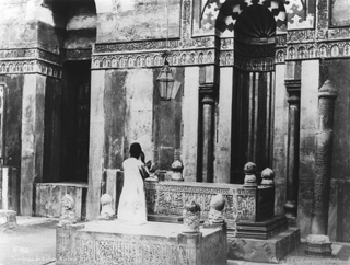 Lekegian, G., Cairo (c.1890
[Estimated date.]) (Enlarged image size=43Kb)