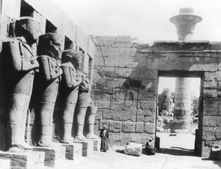 not known, Karnak (c.1900
[Estimated date.]) (Enlarged image size=40Kb)