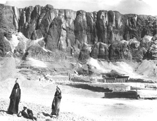 Edition Photoglob, The Theban west bank, Deir el-Bahri (c.1895
[Estimated date.]) (Enlarged image size=44Kb)