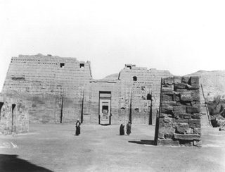 Beato, A., The Theban west bank, Medinet Habu (c.1890
[Estimated date.]) (Enlarged image size=28Kb)