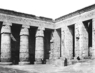 Beato, A., The Theban west bank, Medinet Habu (c.1900
[Similar to Gr. Inst. 4156.]) (Enlarged image size=37Kb)