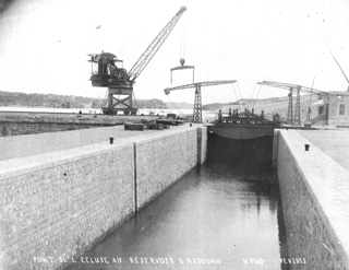 Peridis, Aswan (c.1905
[Aswan dam completed 1898-1912.]) (Enlarged image size=30Kb)