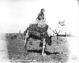 Bonfils, F., People and scenes of daily life (c.1880
[Estimated date.]) (Enlarged image size=35Kb)