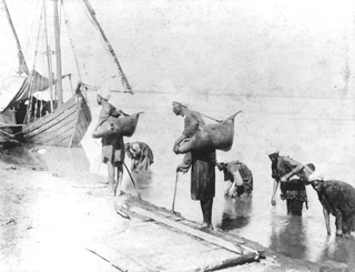 Beato, A., People and scenes of daily life (c.1900
[In an album dated 1904.]) (Enlarged image size=34Kb)