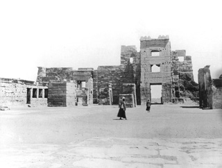 Beato, A., The Theban west bank, Medinet Habu (c.1900
[Gr. Inst. 4155 in an album dated 1904.]) (Enlarged image size=25Kb)