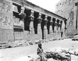 Schroeder & Cie., Philae (c.1890
[Estimated date.]) (Enlarged image size=47Kb)