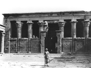 Schroeder & Cie., Edfu (c.1890
[Estimated date.]) (Enlarged image size=33Kb)