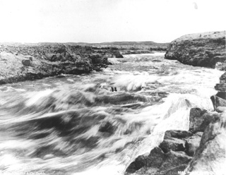 Schroeder & Cie., The first Nile cataract (c.1890
[Estimated date.]) (Enlarged image size=37Kb)