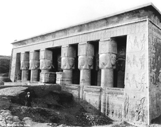 Schroeder & Cie., Dendara (c.1890
[Estimated date.]) (Enlarged image size=39Kb)