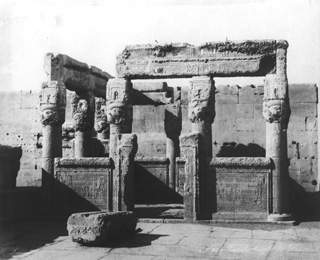Zangaki, G., Dendara (c.1880
[Estimated date.]) (Enlarged image size=39Kb)