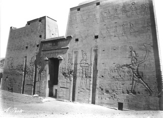 Beato, A., Edfu (c.1890
[Estimated date.]) (Enlarged image size=35Kb)